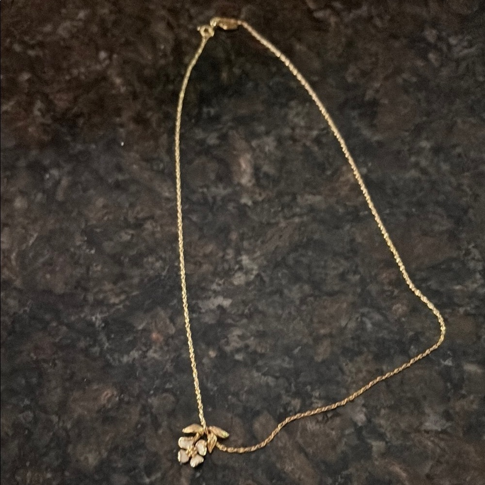 Avon Elegant Gold Necklace with Leaf Pendant Layering